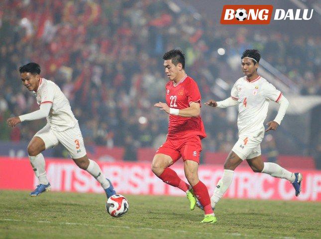 Tiến Linh cùng đồng đội trong trận thắng Myanmar 5-0 hôm 21/12