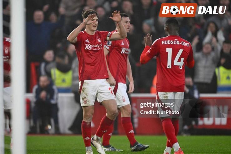 Nottingham Forest thể hiện sự khó chịu theo cách của riêng họ