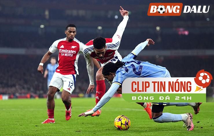 Arsenal (áo đỏ trắng) ngược dòng đánh bại Tottenham