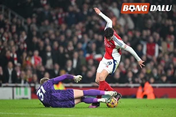 Hàng tấn công với những Havertz, Sterling, v.v... tiếp tục là "điểm đen" của Arsenal trong mùa giải này