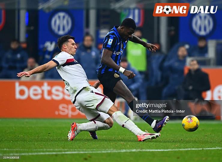 Inter Milan (áo xanh đen) gặp nhiều khó khăn trước Bologna