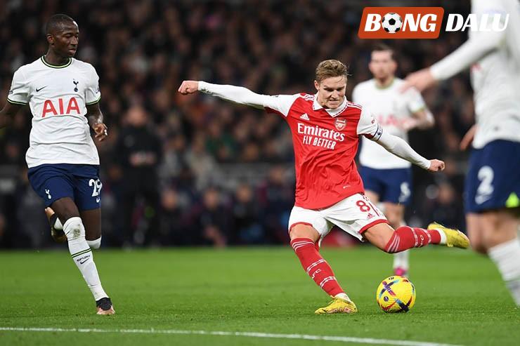 Arsenal (áo đỏ trắng) vẫn được đánh giá nhỉnh hơn Tottenham