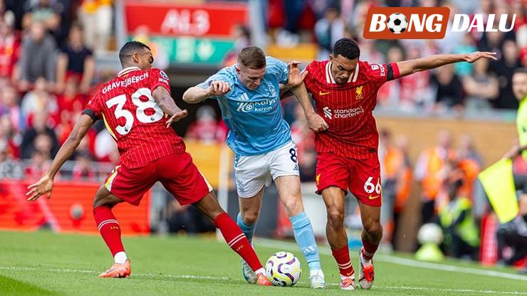 Liverpool (áo đỏ) từng thua sốc Nottingham Forest ở lượt đi