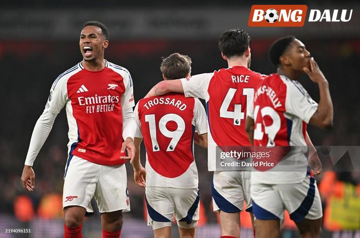 Arsenal chỉ còn kém Liverpool 4 điểm trong cuộc đua vô địch Ngoại hạng Anh