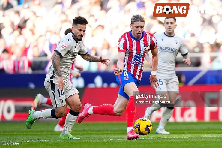 Atletico Madrid (áo đỏ trắng) thi đấu ấn tượng