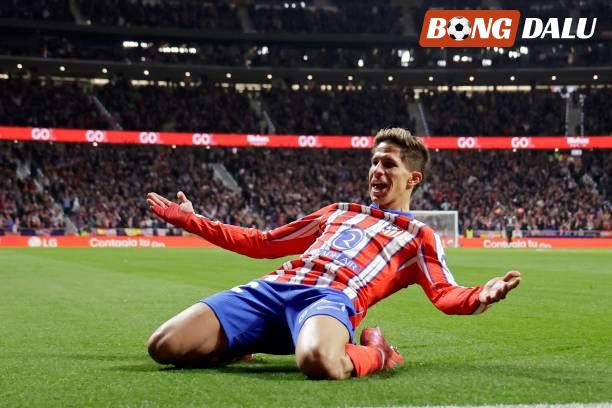 Giuliano Simeone thể hiện tưng bừng ngay trong hơn 15 phút đầu