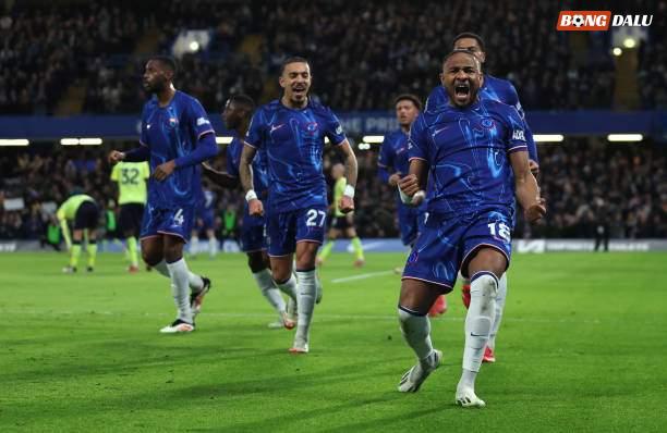 Nkunku mở tỷ số cho Chelsea từ một quả phạt góc, trước khi dọn cỗ bàn thứ 2 cho Neto