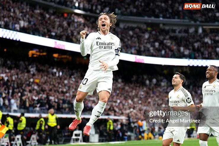 Modric lập siêu phẩm từ ngoài vòng cấm