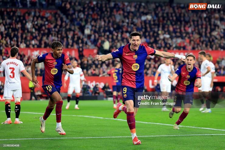 Lewandowski ăn mừng sau khi ghi bàn thắng mở tỷ số cho Barcelona