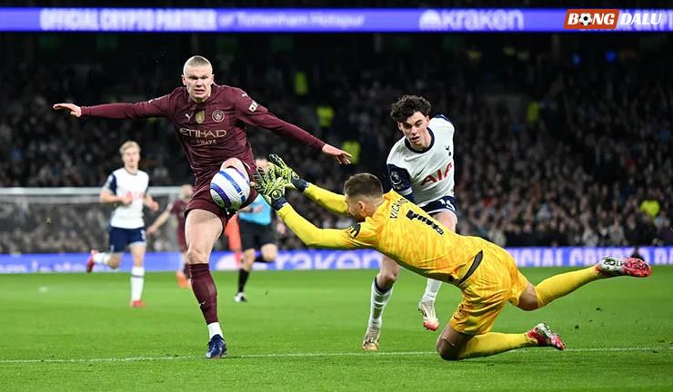 Haaland (áo sẫm) gây ra nhiều khó khăn cho hệ thống phòng ngự của Tottenham