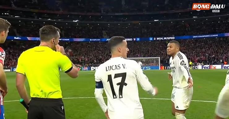 Mbappe được nhìn thấy đã báo với trọng tài thứ tư về pha chạm bóng hai lần của Alvarez trong loạt sút luân lưu