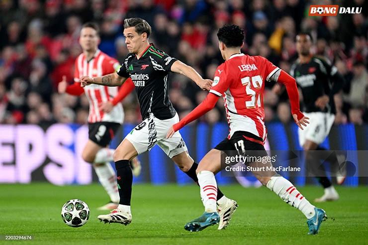 Arsenal (áo đen) thi đấu hiệu quả trước PSV