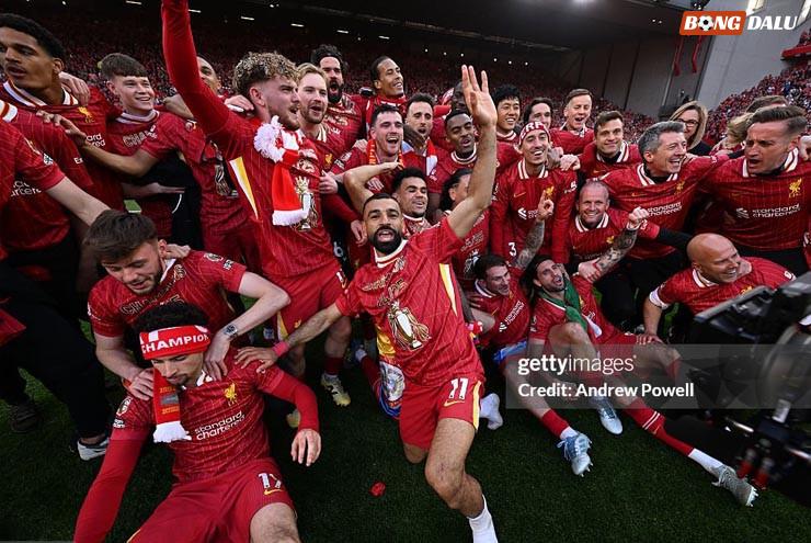 Liverpool lên ngôi Ngoại hạng Anh tưng bừng