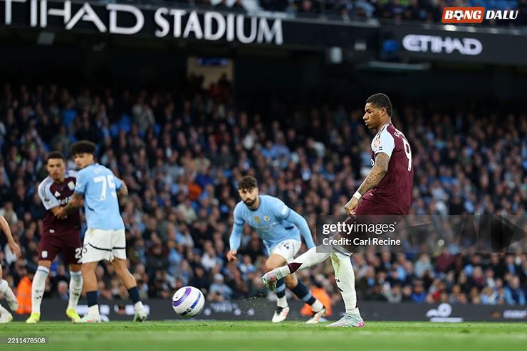 Rashford ghi bàn vào lưới Man City