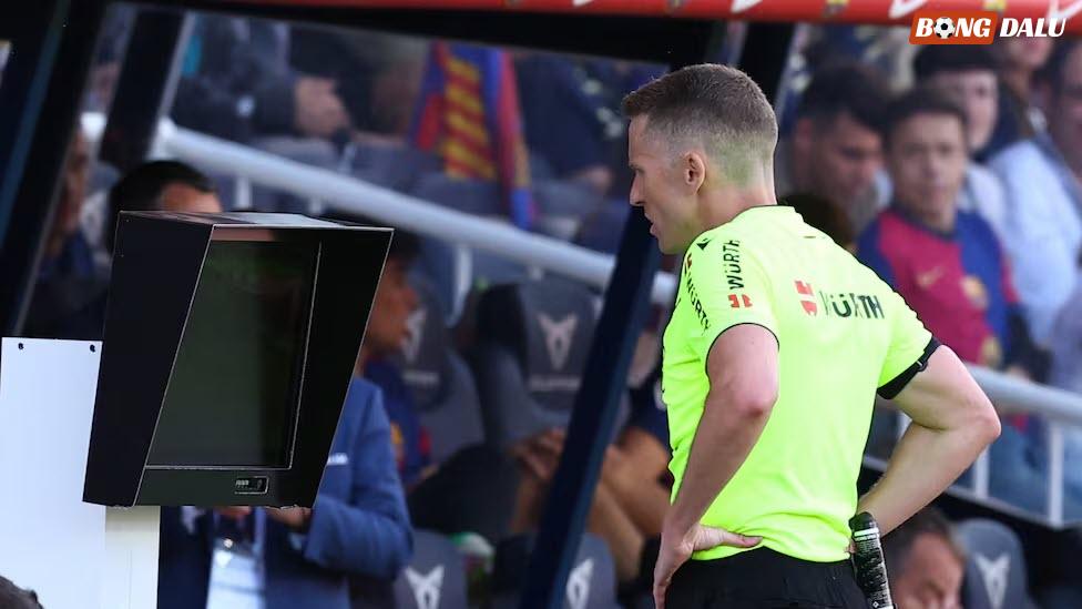 Tổ trọng tài trận Barca - Real Madrid gặp nhiều chỉ trích