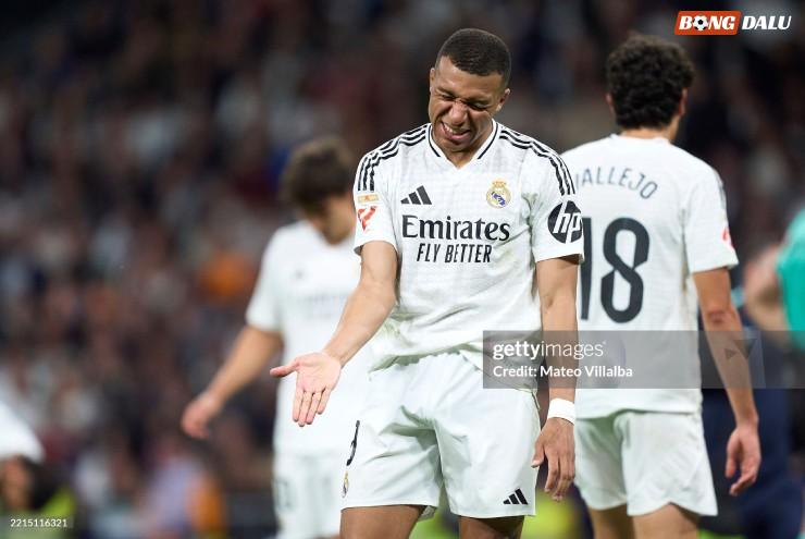 Màn ăn mừng có phần hơi khó hiểu của Mbappe