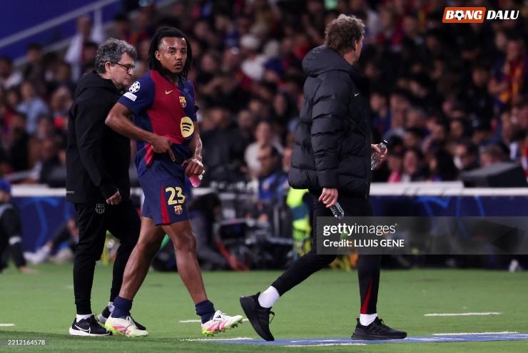 Kounde chấn thương, rời sân từ hiệp 1 trận Barca gặp Inter Milan