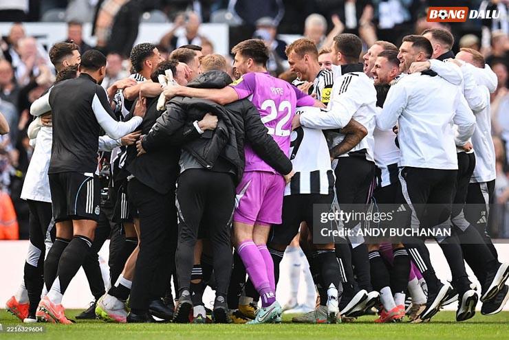 Newcastle ăn mừng cuồng nhiệt dù thua trận