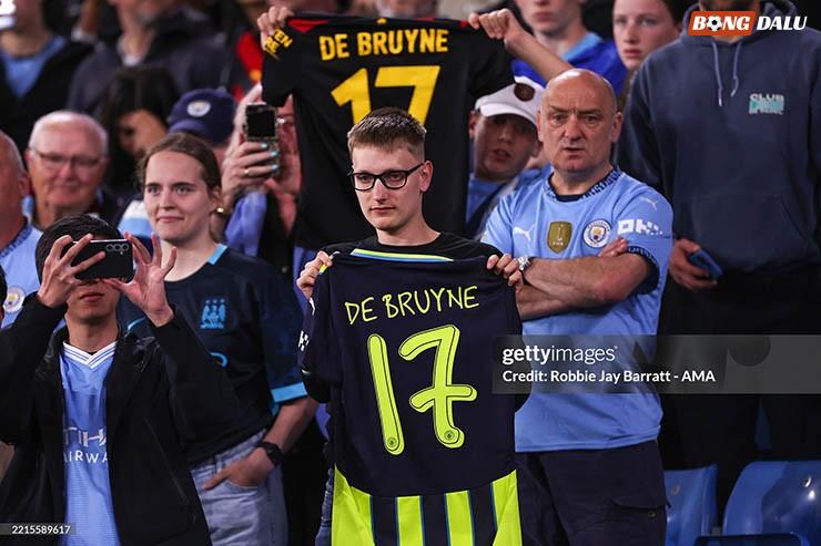 De Bruyne nghẹn ngào chia tay Man City sau 10 năm, HLV Guardiola bật khóc tri ân - 4