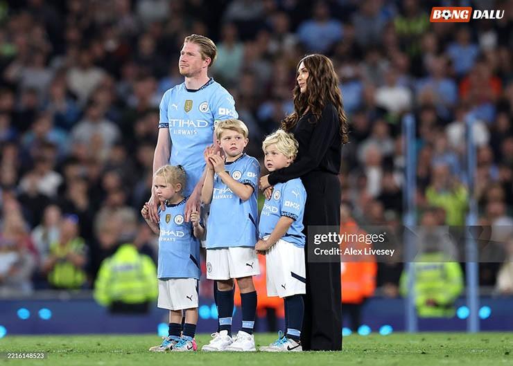 De Bruyne nghẹn ngào chia tay Man City sau 10 năm, HLV Guardiola bật khóc tri ân - 10