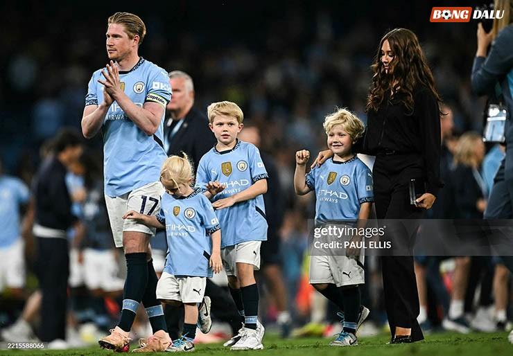 De Bruyne cùng gia đình trong lễ tri ân