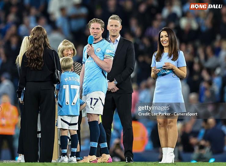 De Bruyne dành nhiều tình cảm trong buổi lễ tri ân