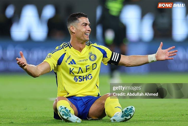 Ronaldo tính mua Almeria