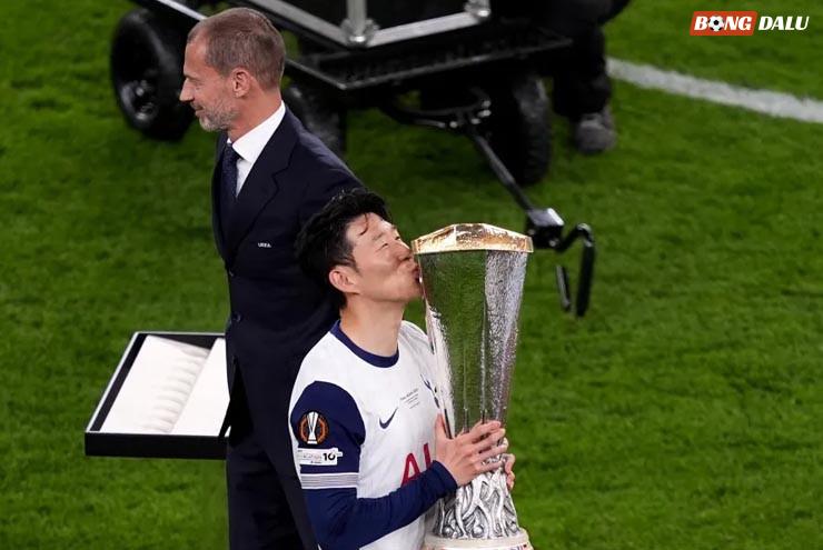 Son Heung Min nâng cúp mà không có huy chương trên ngực áo