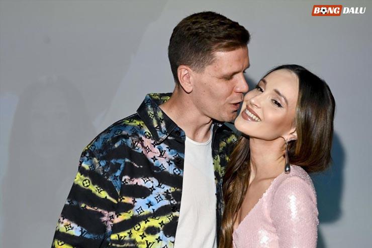 Szczesny luôn yêu thương Marina Szczesna nên anh muốn hỏi ý kiến vợ khi được Barcelona ngỏ ý gia hạn hợp đồng