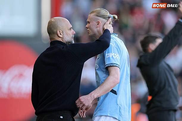Lối chơi Guardiola áp dụng cho Man City đang bị chê là thui chột khả năng của Haaland