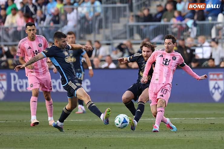 Messi và các đồng đội chơi bế tắc, nhưng cứu được 1 điểm ở những phút cuối