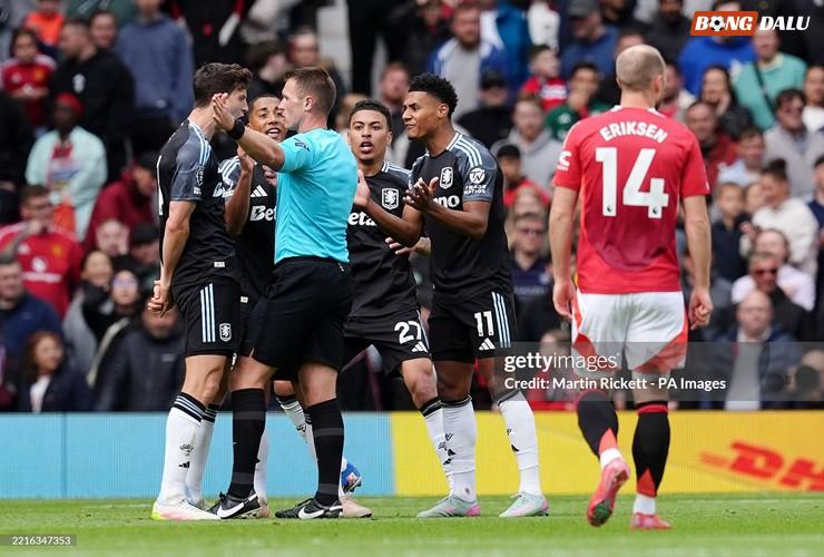 Các cầu thủ Aston Villa phản ứng với quyết định của trọng tài