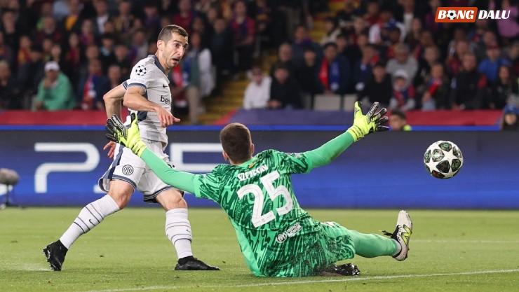 Mkhitaryan việt vị dù ghi bàn vào lưới Barca