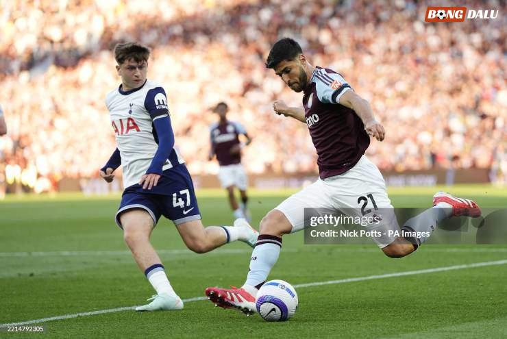 Aston Villa (áo sẫm) đánh bại Tottenham thuyết phục