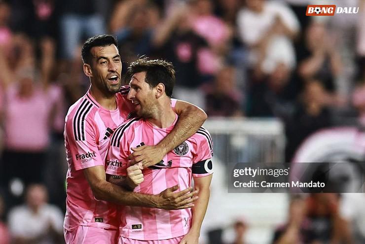 Niềm vui của Messi và Busquets