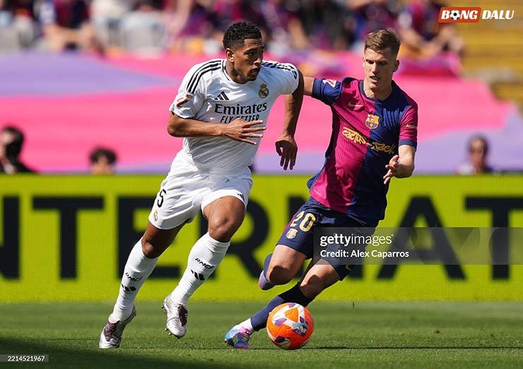 Trận Siêu kinh điển giữa Barcelona (áo sẫm) và Real Madrid diễn ra thực sự điên rồ