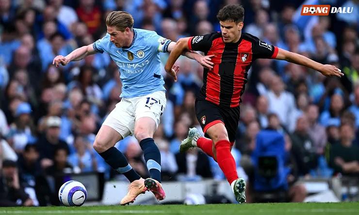 Man City (áo xanh) vượt trội trước Bournemouth