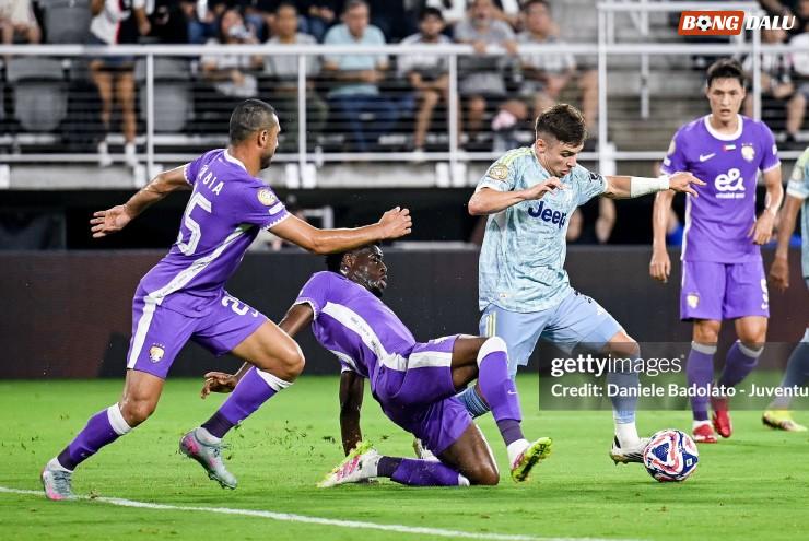 Al Ain (áo tím) vất vả chống đỡ