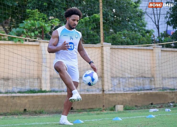 Rafaelson đã đi giày đinh và tập luyện cùng bóng (Ảnh: FBNV)