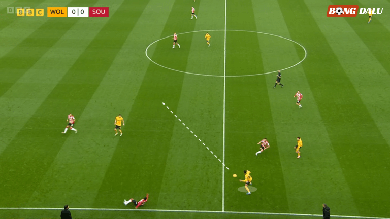 Cunha cướp bóng sau một pha đánh đầu chuyền của Kyle Walker-Peters, dốc thẳng tới khu chữ D của Southampton và chọc khe cho Pablo Sarabia ghi bàn