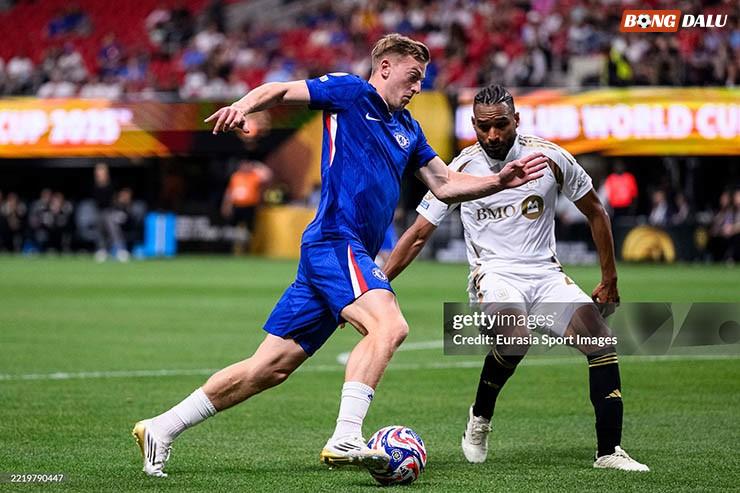 Delap (áo xanh) tỏa sáng trong trận ra mắt Chelsea