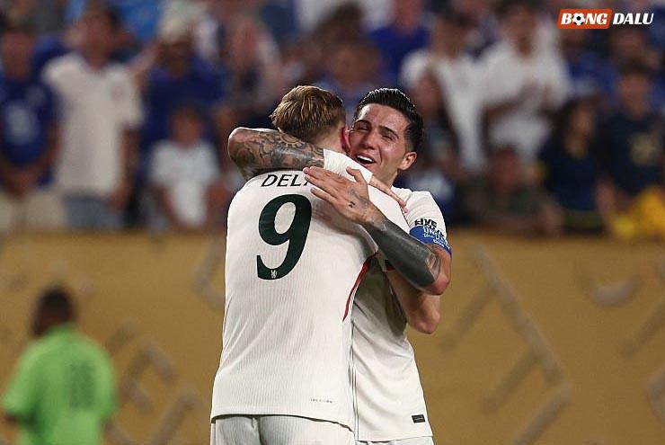 Delap ăn mừng với Enzo Fernandez