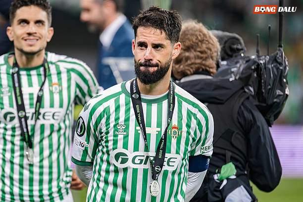 Isco buồn bã trong ngày Betis thua chung kết Conference League, nhưng anh đã chứng minh mình xứng đáng với tấm vé trở lại ĐT Tây Ban Nha