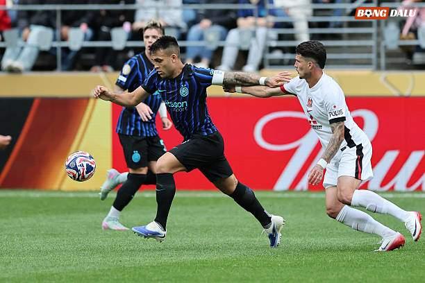 Trận thắng sát nút Urawa Red giúp Inter Milan có vị thế tương đối thuận lợi trước lượt trận cuối