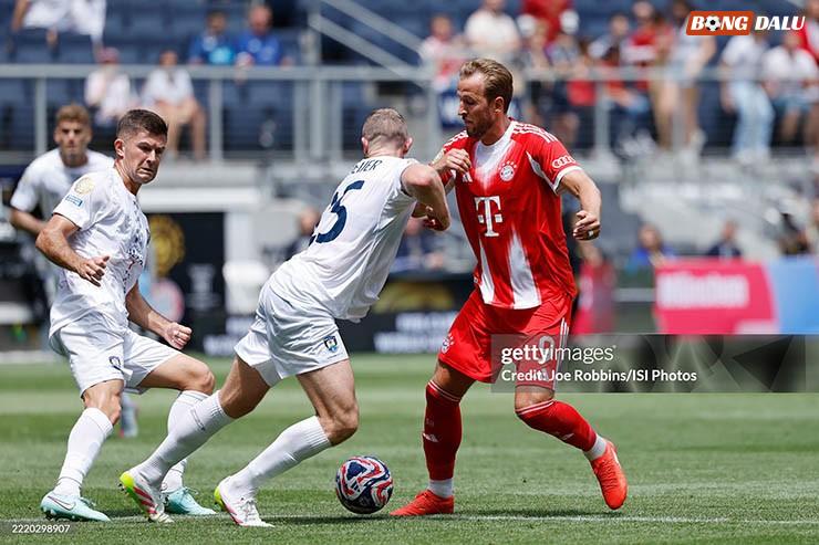Harry Kane (áo đỏ) tịt ngòi trước đối thủ yếu