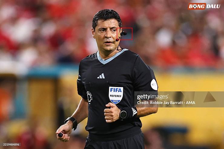 Trọng tài chính Alireza Faghani với camera gắn ở mang tai