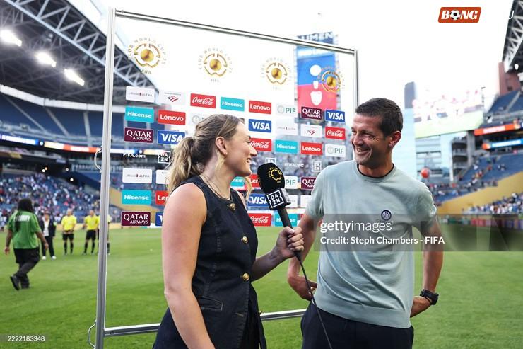 HLV Chivu cười rạng rỡ sau chiến thắng kịch tính của Inter Milan