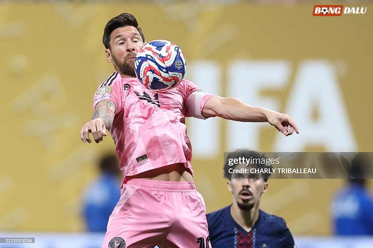 Messi và Vitiha có pha va chạm căng thẳng