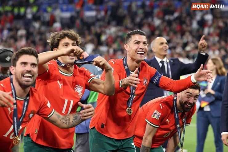 Ronaldo hạnh phúc khi cùng Bồ Đào Nha chinh phục Nations League