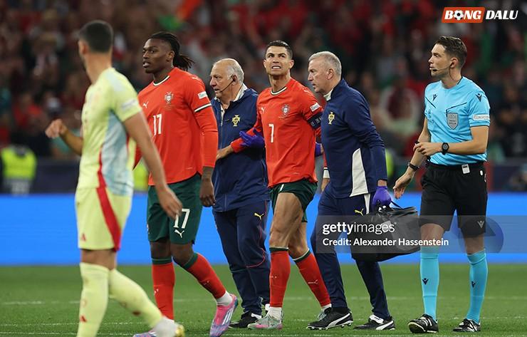 Ronaldo chấn thương không thể tiếp tục thi đấu